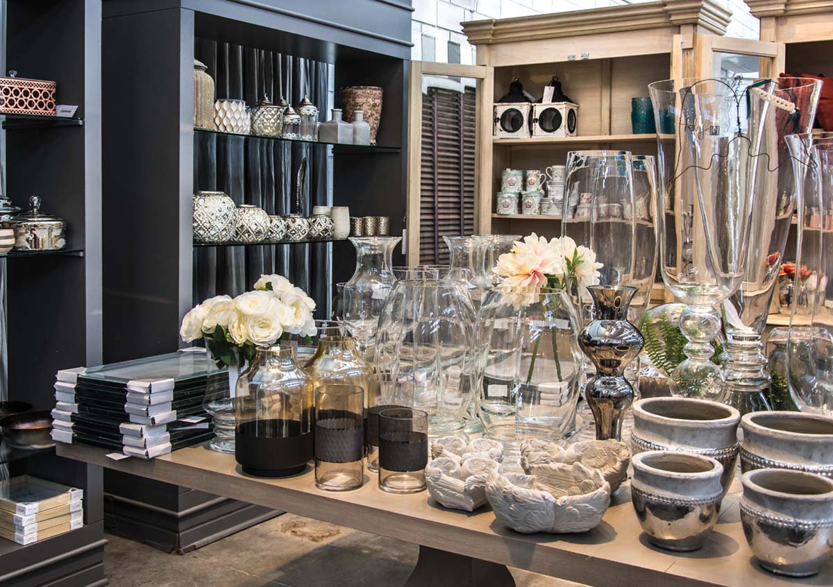 TIENDA DE OBJETOS: canastas de yute, caminos de mesa, cristalería, macetas, vajilla, cajas, frascos, portarretratos, floreros, espejos, objetos de adorno y terminación de los ambientes. La tienda es una sorpresa constante para la vista y un estímulo en la búsqueda del objeto que pondrá el clima en nuestros ambientes